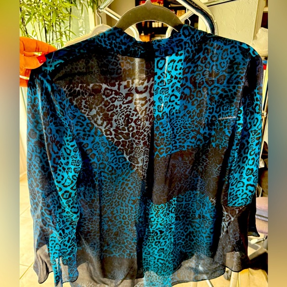 Elie Tahari NWOT 100% Silk Animal Print Blouse.  Small.  3/4 Length Bell Sleeve. - Picture 2 of 5